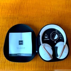 Bose 700 noise canceling headphones (white) Brand new